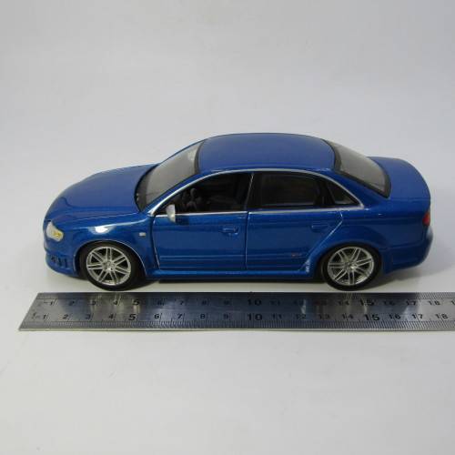 Bburago Audi RS4 model car - scale 1/24