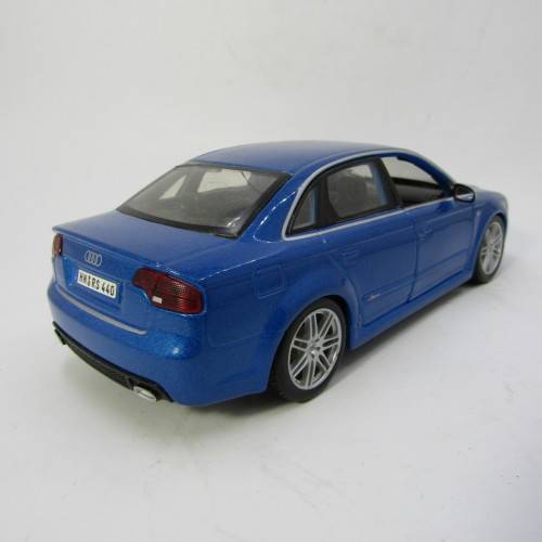 Bburago Audi RS4 model car - scale 1/24