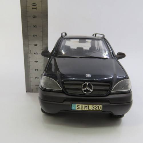 Maisto Mercedes-Benz ML320 die-cast model car - Scale 1/24