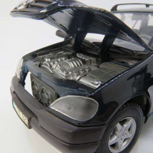 Maisto Mercedes-Benz ML320 die-cast model car - Scale 1/24