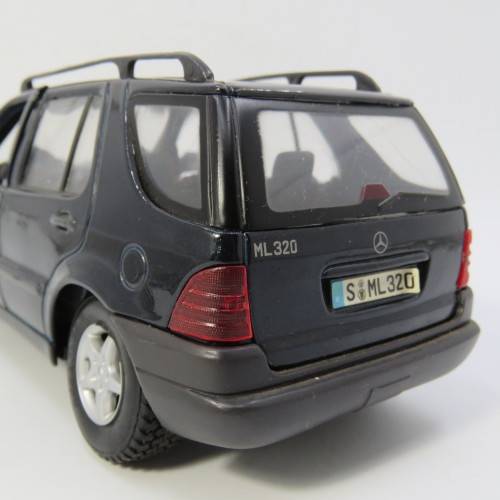 Maisto Mercedes-Benz ML320 die-cast model car - Scale 1/24