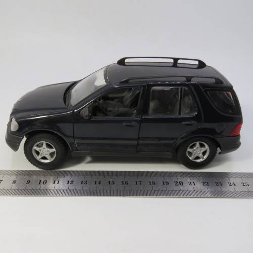 Maisto Mercedes-Benz ML320 die-cast model car - Scale 1/24