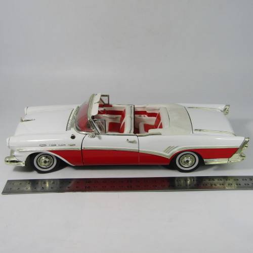 MotorMax 1957 Buick Roadmaster convertible model car - scale 1/18