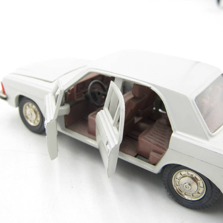 Russian Gaz-3102 Volga die-cast model car - scale 1/43