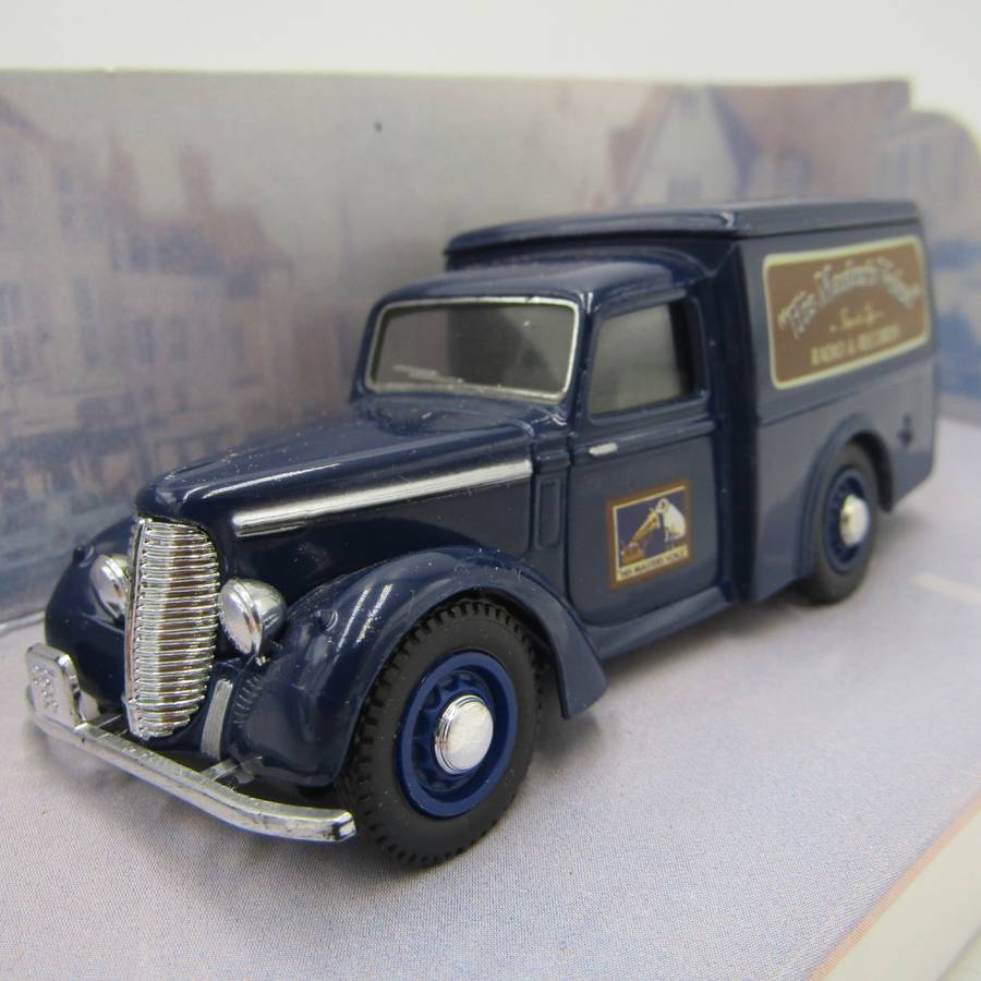 Matchbox Dinky 1948 Commer 8 CWT van model car in box