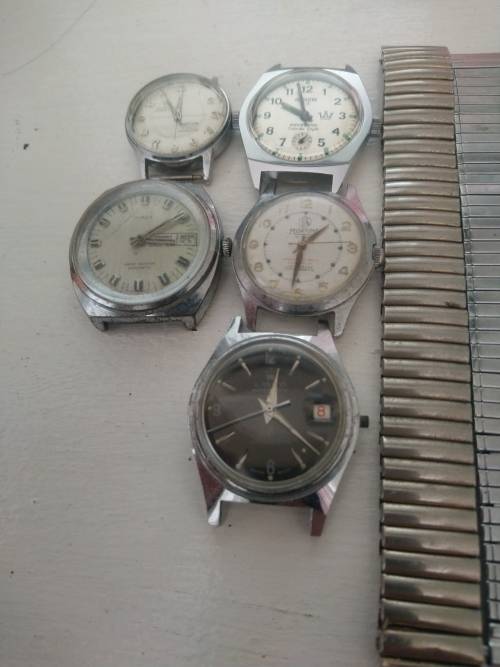 5  vintage mens watches and 9 straps