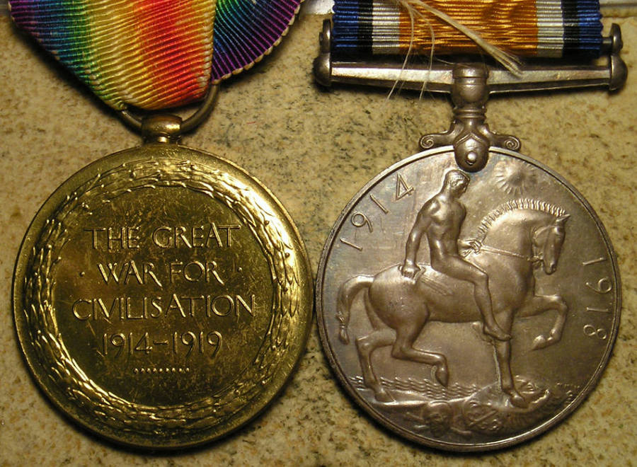 WWI War and Victory Medals + Minis to 2nd Lieutenant in Royal Garrison Artillery