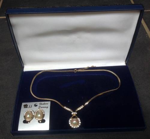Vintage custome jewelry (necklace and set of earrings) in original plastic container