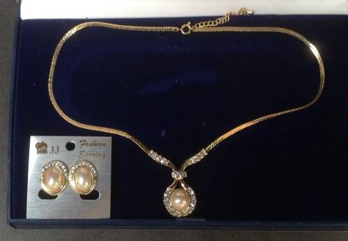 Vintage custome jewelry (necklace and set of earrings) in original plastic container