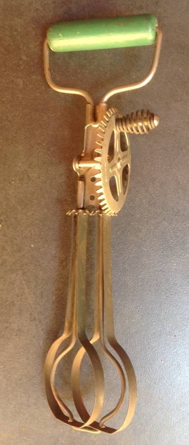 Vintage egg beater in working order (28cm)