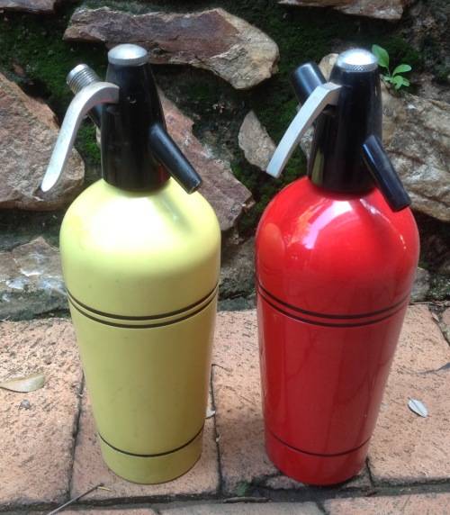 Vintage syphon / siphon / soda streamer  collection (x 32) - ideal for pub/restaurant exhibit