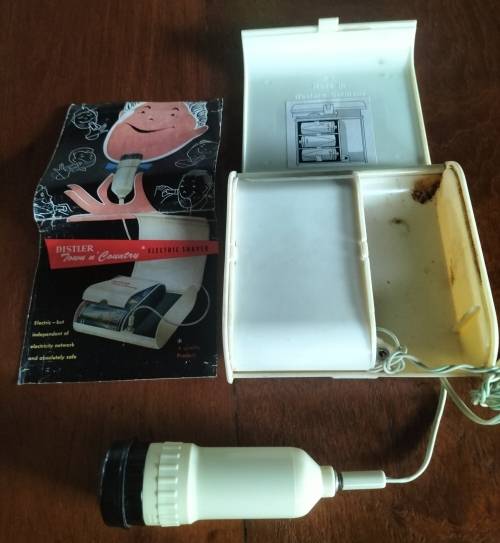 Vintage battery operated razor (Distler)