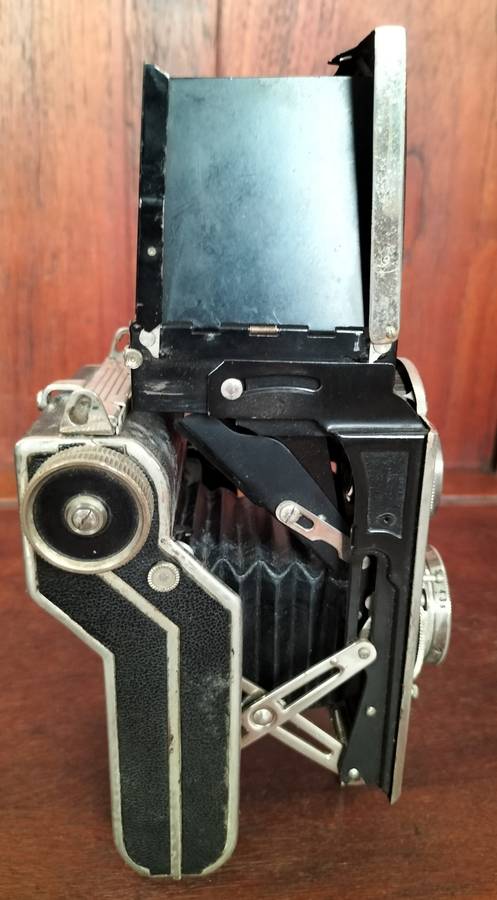 Vintage German made twin lens reflex camera (Welta Perfekta - 1930s). With issue