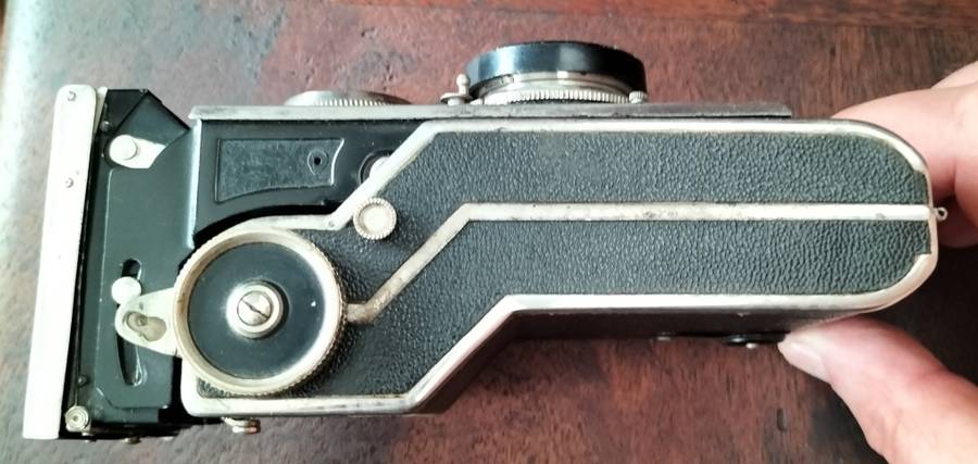Vintage German made twin lens reflex camera (Welta Perfekta - 1930s). With issue