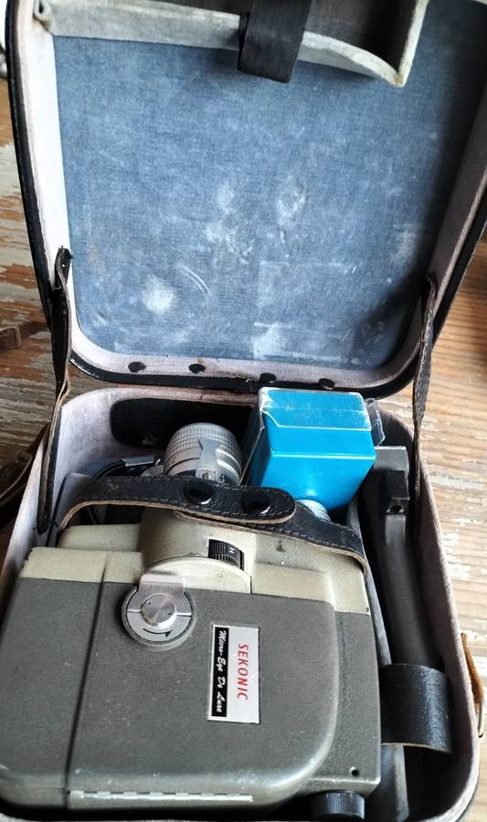 Vintage 8mm movie camera - Sekonic (In original case)