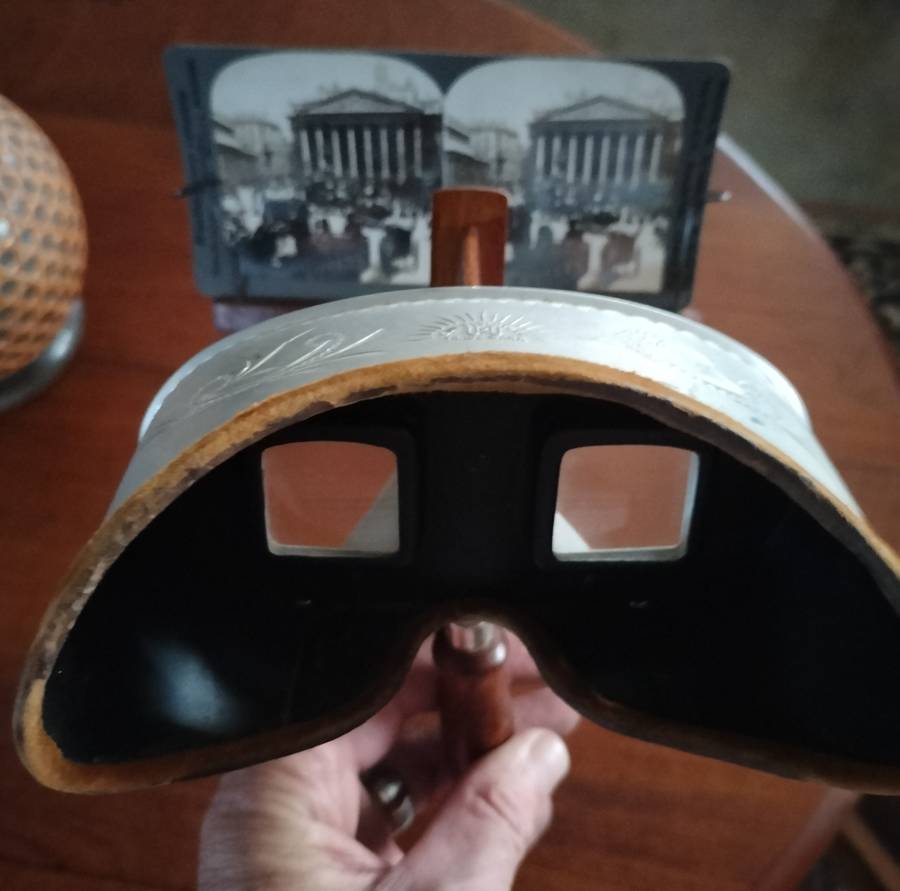 Antique handheld stereo viewer (8 stereoviews included)
