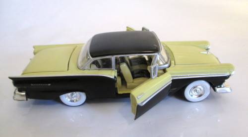 Vntg Road Champs 1957 Ford Fairlane 1:43 Scale Die Cast Opening Doors and Trunk. Excellent Condition