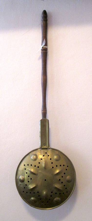 Victorian Brass Bed Pan Warmer with good solid wooden handle and Cut Out Design. 72cm long, Pan 24cm