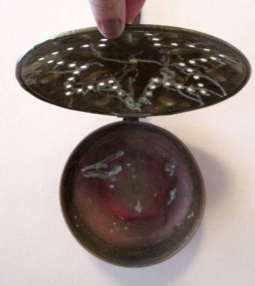 Victorian Brass Bed Pan Warmer with good solid wooden handle and Cut Out Design. 72cm long, Pan 24cm