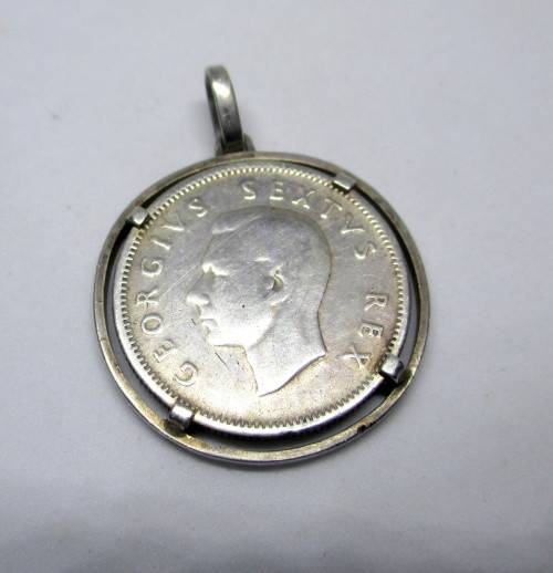 1950 Union of South Africa One Shilling Coin set in Silver, Pendant. 8g