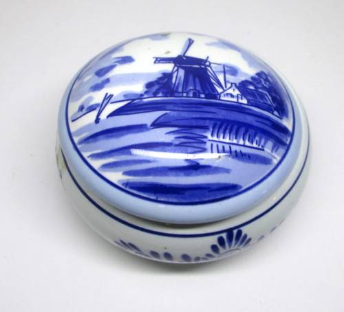 Delft Blue Hand Painted Miniature Porcelain Trinket Box with lid. Spotless.  90mm dia.