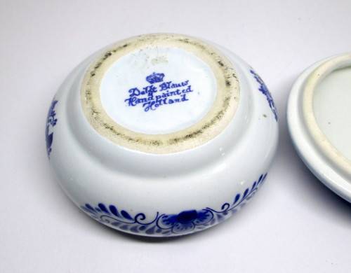 Delft Blue Hand Painted Miniature Porcelain Trinket Box with lid. Spotless.  90mm dia.