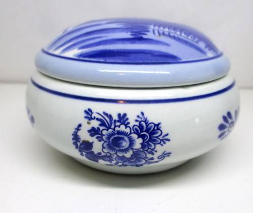 Delft Blue Hand Painted Miniature Porcelain Trinket Box with lid. Spotless.  90mm dia.