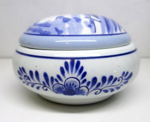 Delft Blue Hand Painted Miniature Porcelain Trinket Box with lid. Spotless.  90mm dia.