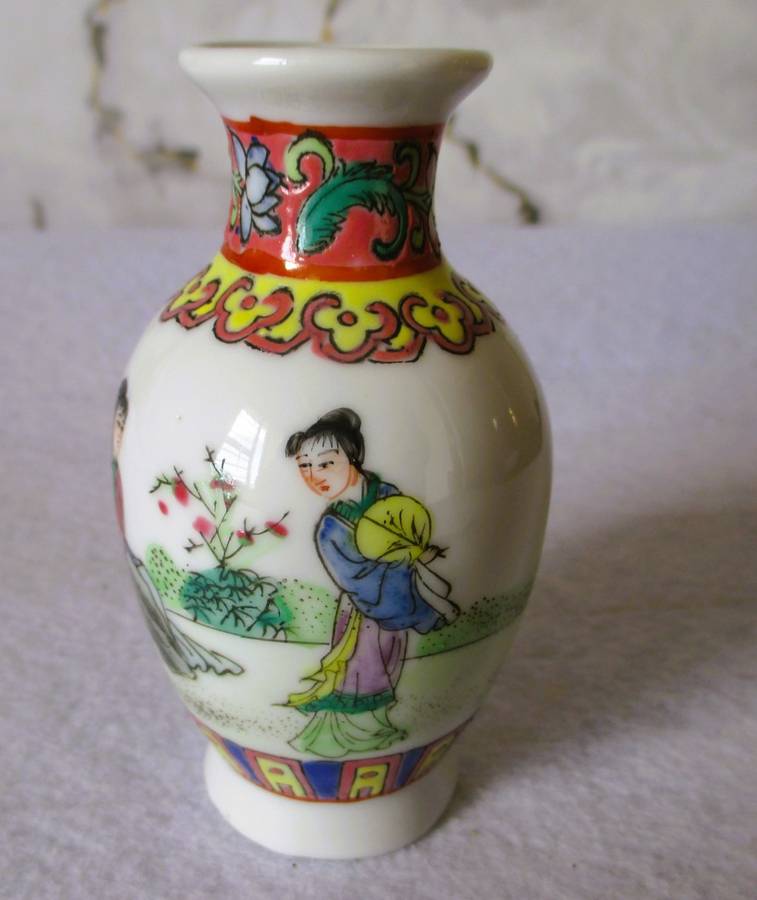 Antique Chinese Porcelain Mini Vase Famille Rose Character Red Stamp. 100mm high. Collectable.
