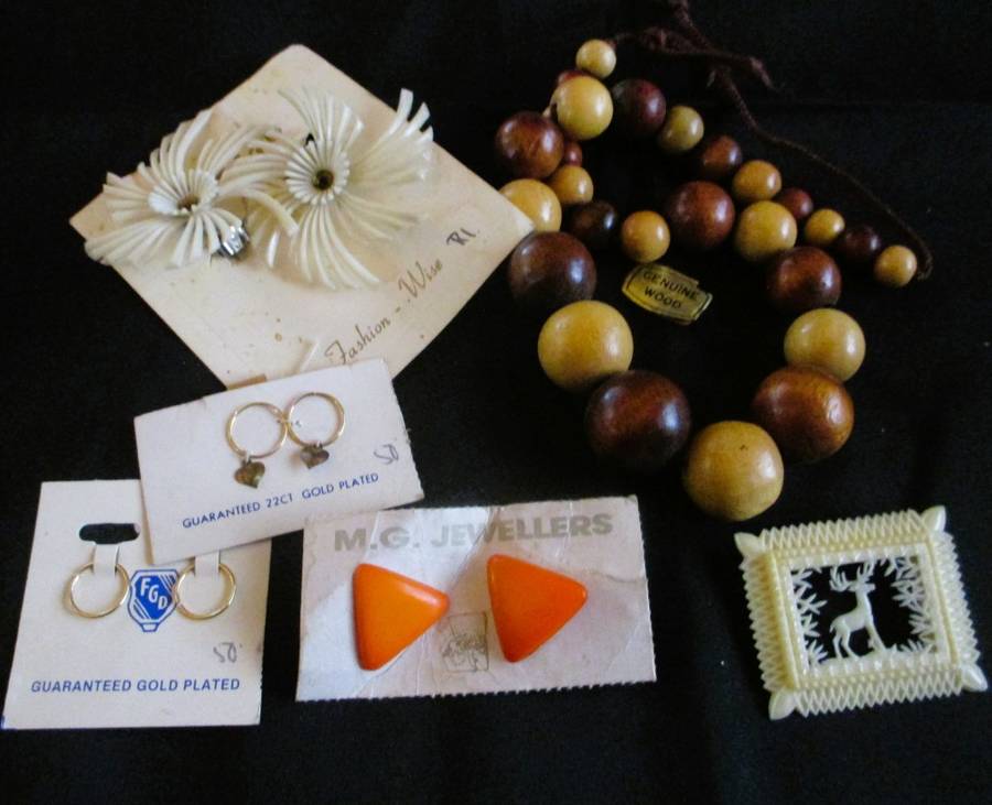 Lot of various vintage costume jewelry, from 50`s. Still with original packaging. No.2