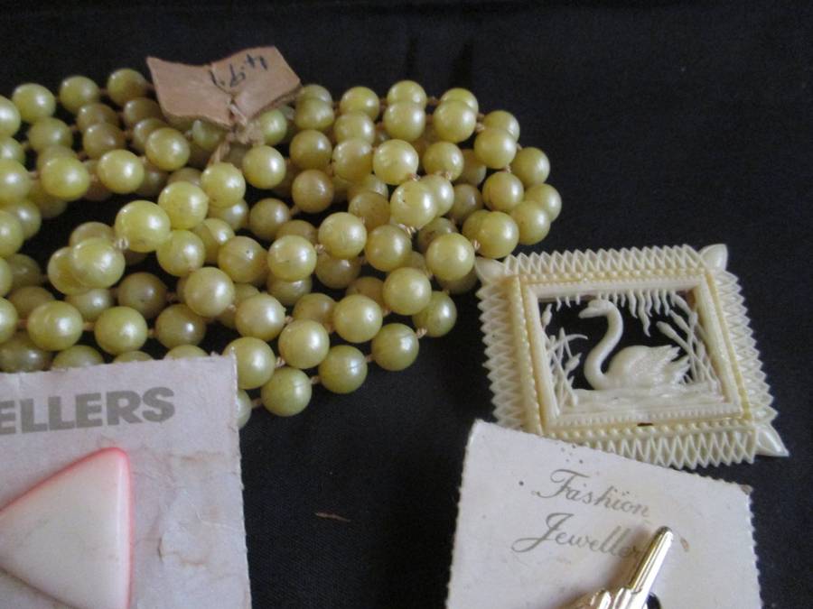 Lot of various vintage costume jewelry, from 50`s. Still with original packaging. No. 7