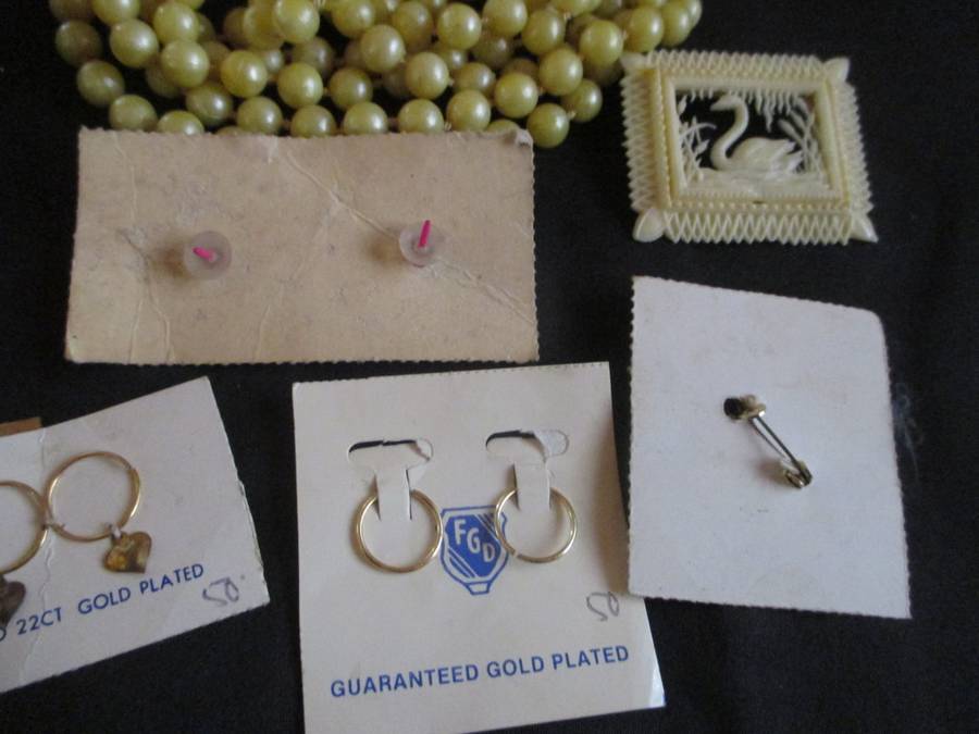Lot of various vintage costume jewelry, from 50`s. Still with original packaging. No. 7