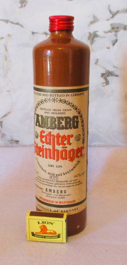 Vintage AMBERG Egter Steinhager Dry Gin, Terracotta 750 ml Bottel. 290mm high.