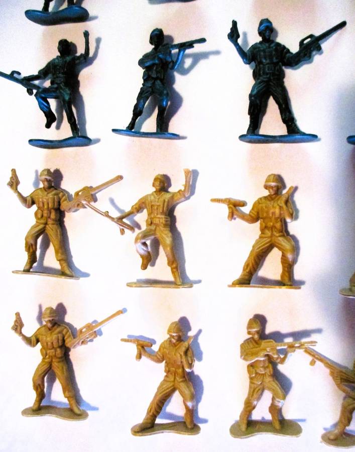 Lot of 16 Kids Army Men Plastic Soldiers Toys Green Tan Camo Mixed.