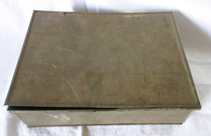 Antique 32Pcs Traditional Chinese Pai Gow Tile Set in Tin. As per photo.