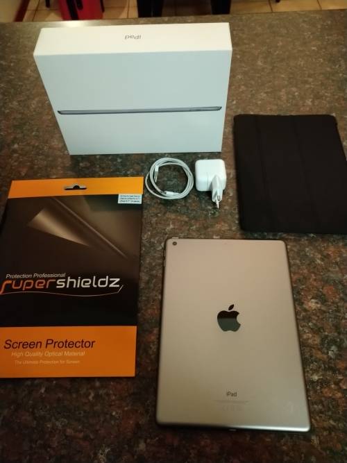 IPad 6th Gen 32GB Wifi and 32GB iPhone SE Both only 2 weeks old ***R1 No Reserve***