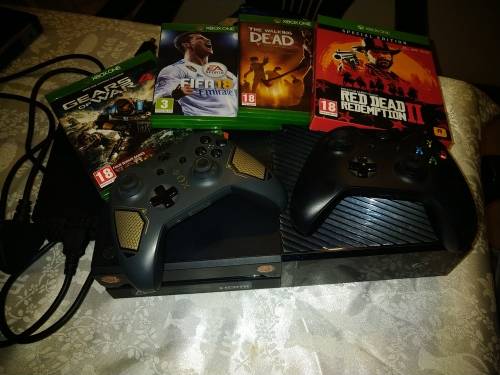 XBOX ONE 500GB with 4 Games and 2 controllers***R1 No Reserve***