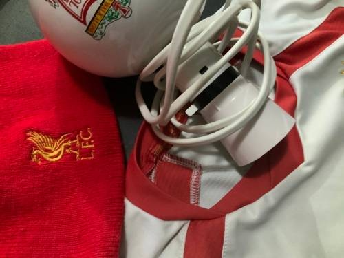 Liverpool football/soccer top & beanie lamp..kids size  8/10 YEAR 122