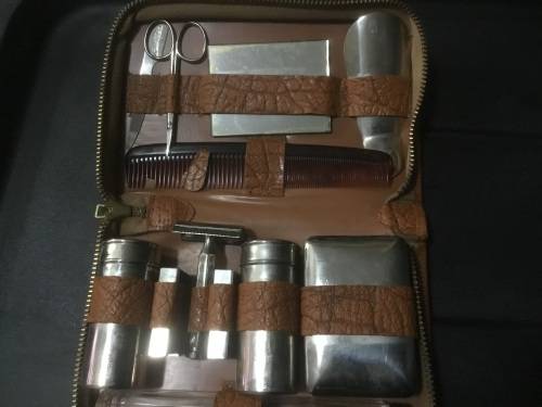 Gentlemen grooming accessories kit