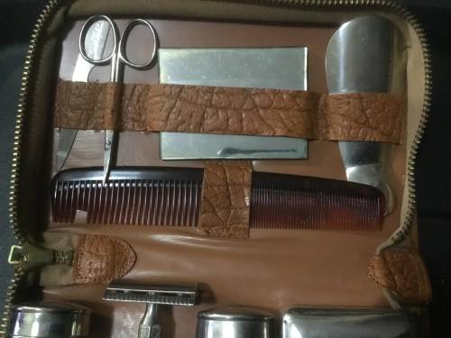 Gentlemen grooming accessories kit