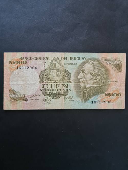 Uruguay 100 Pesos Serie D Note - as per photograph