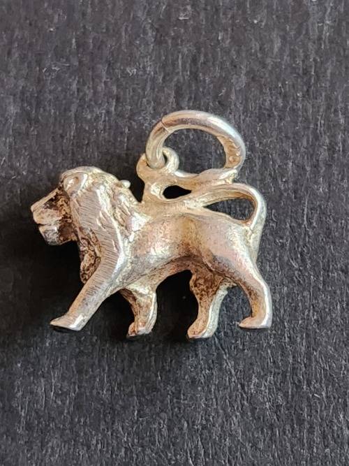 Vintage Lion Silver Charm 2.04g - as per photograph