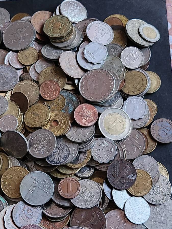 Mixed lot of World Coins 2 kg - as per photograph