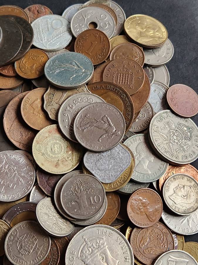Mixed lot of World Coins 2 kg - as per photograph