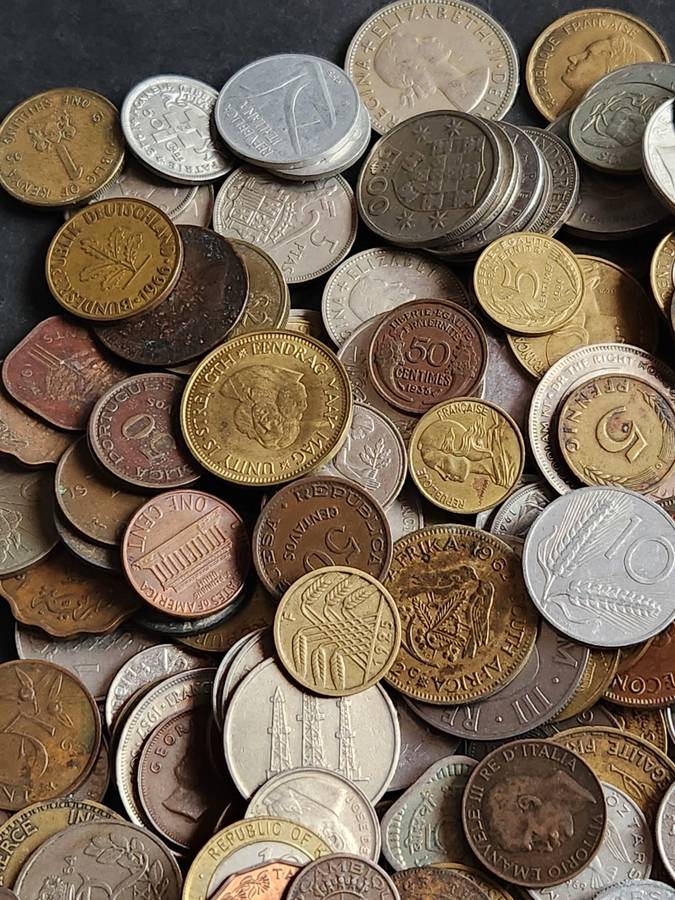 Mixed lot of World Coins 2 kg - as per photograph