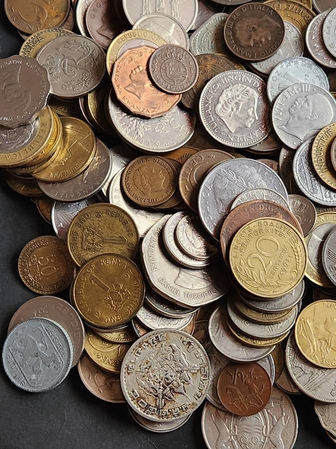 Mixed lot of World Coins 2 kg - as per photograph