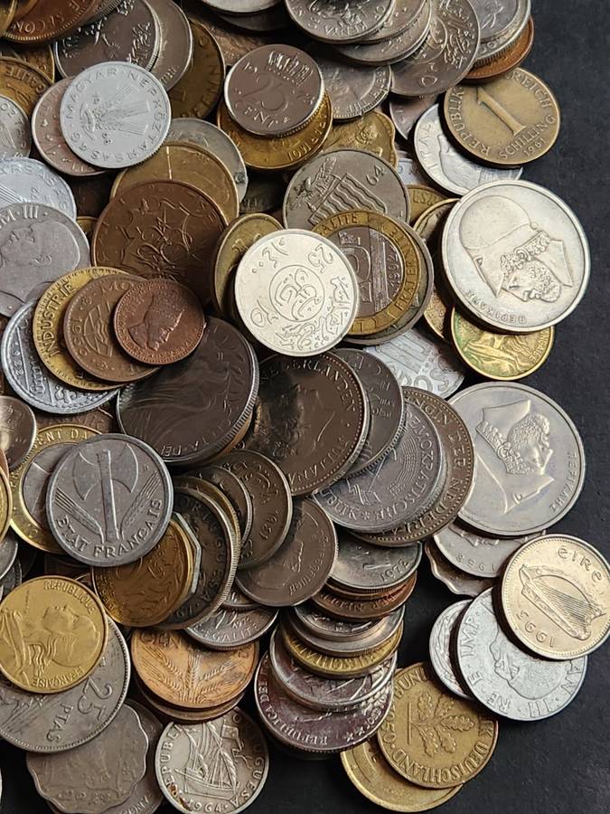 Mixed lot of World Coins 2 kg - as per photograph