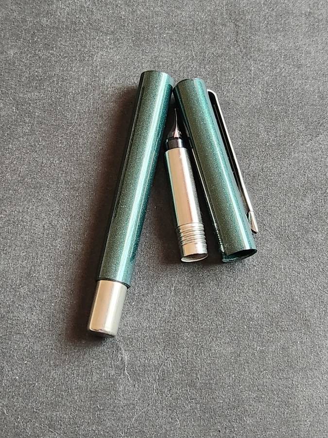 Vintage Parker Vector Fountain Pen (mint condition) in tin (needs refill) - as per photograph