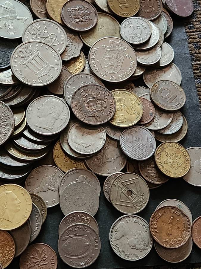 Mixed lot of World Coins 2 kg - as per photograph