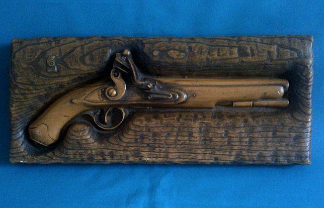 OLD ACRYLIC WOODEN PISTOL PLAQUE (GREAT TREK ITEM, 1838-1988)